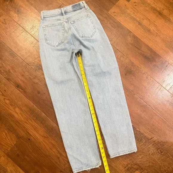 Abercrombie & Fitch The dad high rise jeans curve in Light Blue Wash - Picture 6 of 6